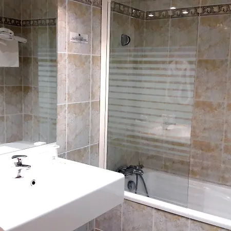 Logis Des Sources Hotel 2*