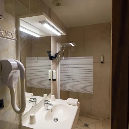 Logis Des Sources Hotel 2*